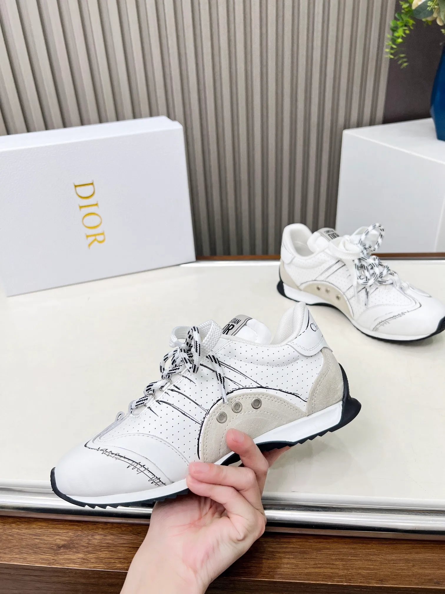 👟👟Ex-factory price 560👟👟 This D-Sketch sneaker is a new product of the 2025 spring and summer ready-to-wear series, highlighting the classic retro aesthetics. Crafted from gold-tone crinkled sheepskin and gold-toned laminated calfskin, it features a printed logo inspired by the shoe's production stages, as well as beige suede calfskin panels and double laces. Hand-written Christian Dior Paris signature on the side, Christian Dior Paris signature panels and plaques on the heel and tongue. Paired with two-tone slim rubber soles, they add a touch of couture to any casual look. Code number: 35~45 Color: black white gold silver